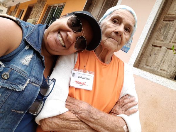 Dona Marli Monteiro, de 90 anos de idade, uma das primeiras voluntárias a chegar e uma das últimas a sair do trabalho de ajuda às vítimas. Crédito: Luciana Máximo