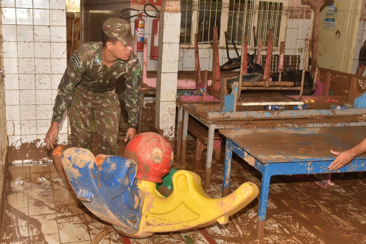 Exército faz mutirão de limpeza em escola de Iconha