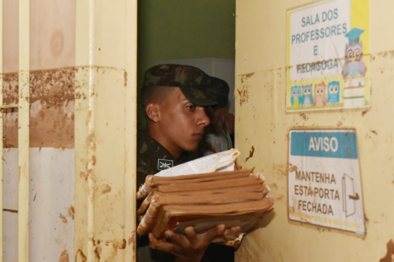 Exército faz mutirão de limpeza em escola de Iconha
