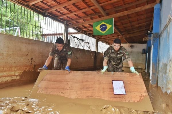 Exército faz mutirão de limpeza em escola de Iconha. Crédito: Fernando Madeira