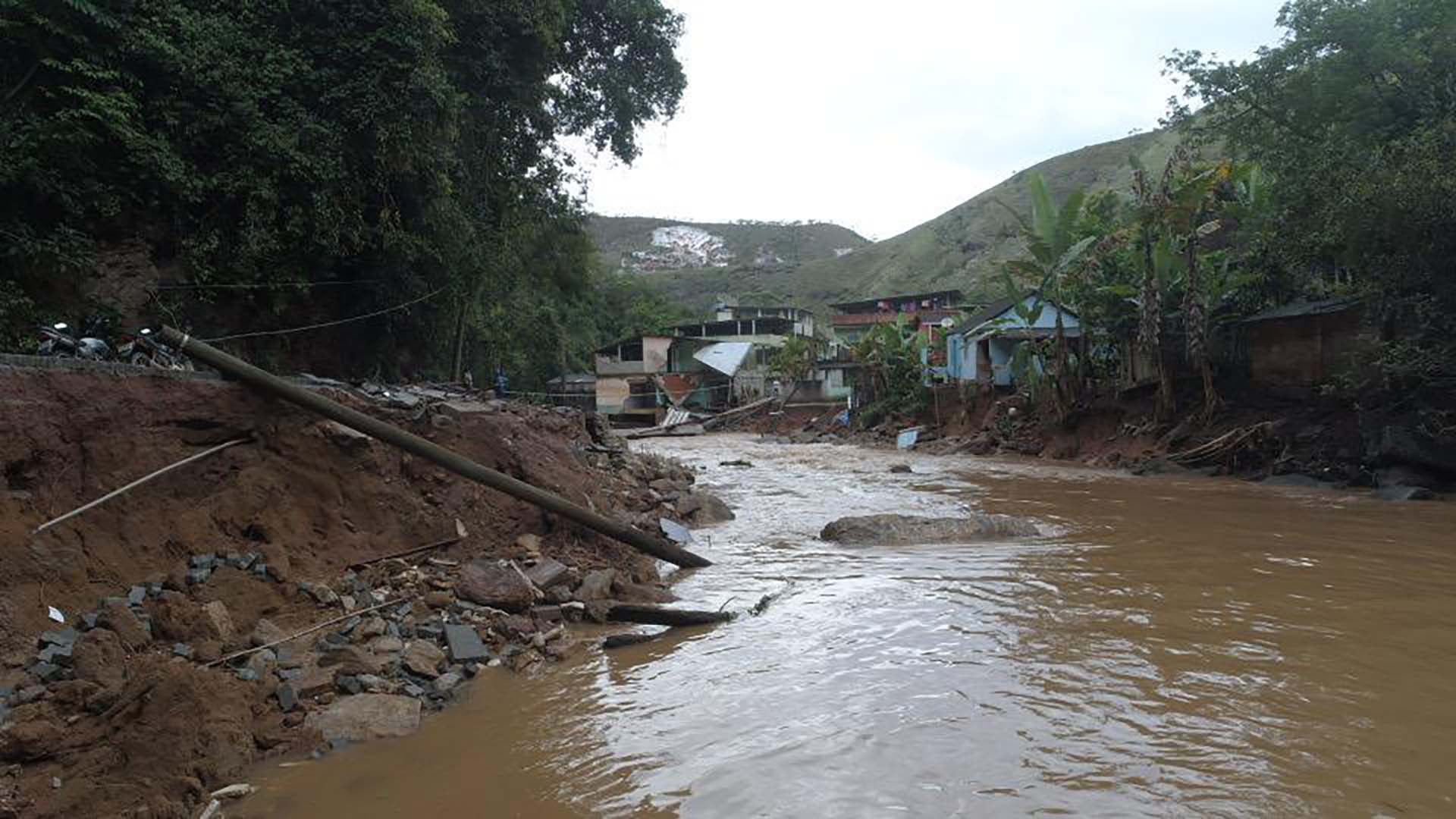 Fotos de drone: após chuva, destruição de casas e pontes em Vargem Alta