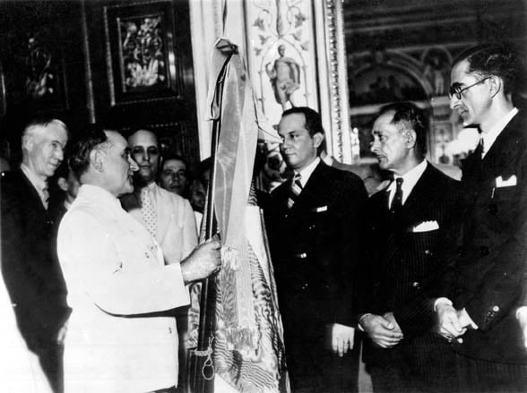 Getúlio Vargas entrega bandeira a João Punaro Bley, interventor do Espírito Santo, em cerimônia no Catete em 1937. Crédito: Arquivo FGV