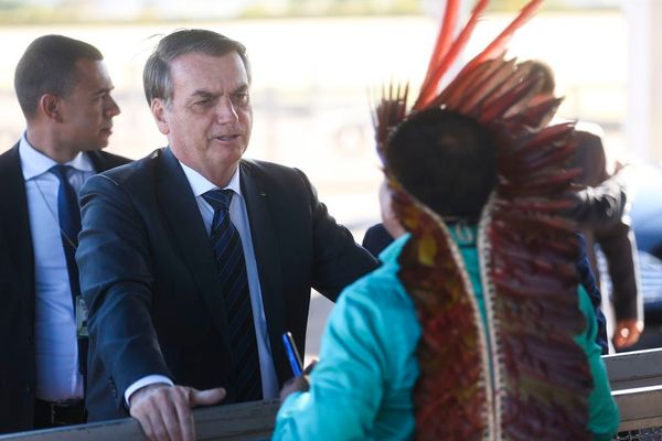 Presidente Jair Bolsonaro conversa com Indios Makuxi da Raposa Serra do Sol ao sair do Palácio da Alvorada