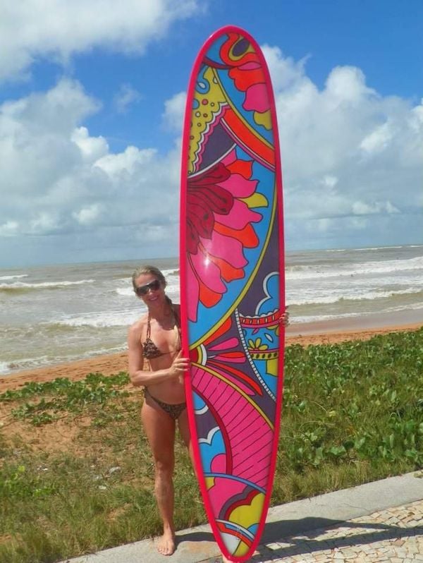 Rosane Biazussi posa com uma de suas pranchas de longboard por Arquivo pessoal