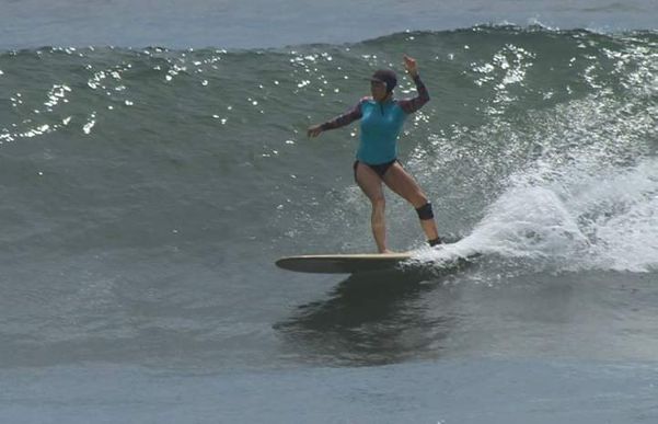 Rosane Biazussi: surfando com sua longboard por Arquivo pessoal