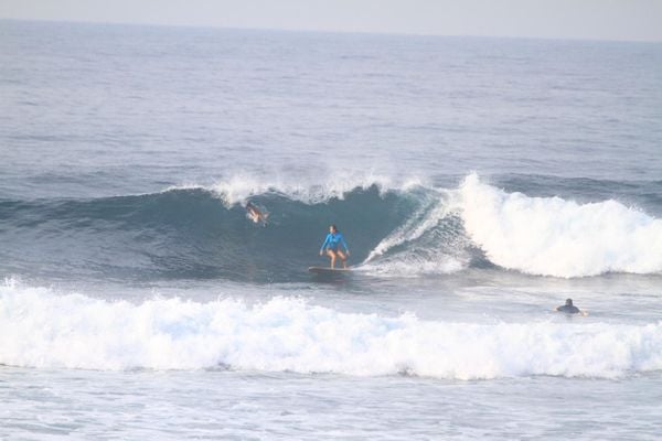 Suzana Hamasaki surfando em El Salvador por Arquivo pessoal