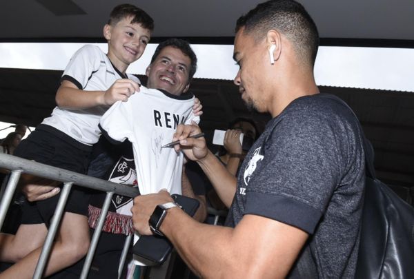 Yago Pikachu atende aos fãs na chegada ao Espírito Santo por Carlos Alberto Silva