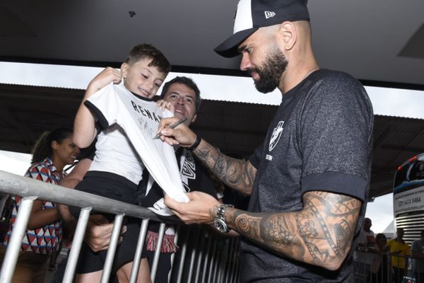 Zagueiro Leandro Castán atende aos fãs na chegada ao Espírito Santo. Crédito: Carlos Alberto Silva
