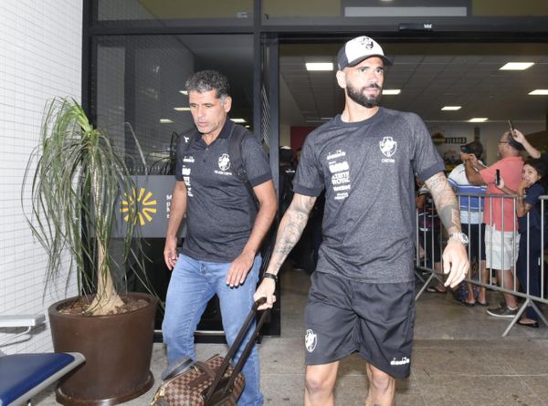 Zagueiro Leandro Castán atende aos fãs na chegada ao Espírito Santo por Carlos Alberto Silva
