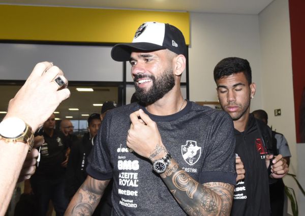 Zagueiro Leandro Castán atende aos fãs na chegada ao Espírito Santo por Carlos Alberto Silva
