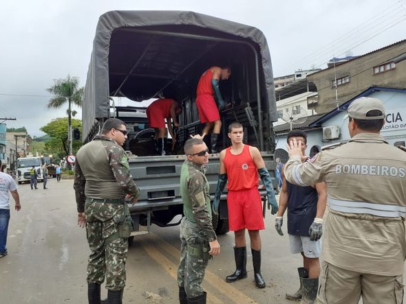 Bombeiros participam de mutirão de limpeza em Iconha por Raquel Lopes