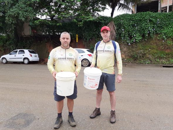 Gerente financeiro Marcelo Cabral Andrade, 36 anos, e balconista de farmácia Paulo César Casagrande, 48, saíram de Jerônimo Monteiro para ajudar no mutirão de Iconha por Raquel Lopes