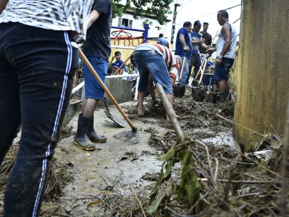Voluntários se unem em mutirão de limpeza em Iconha   por Vinicius Gonçalves