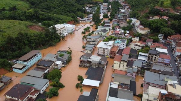 Chuva em Iúna  por Samuel Liberato