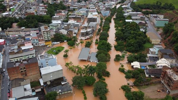 Chuva em Iúna  por Samuel Liberato