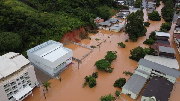 Chuva em Iúna  por Samuel Liberato