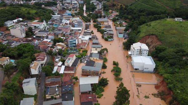 Chuva em Iúna  por Samuel Liberato