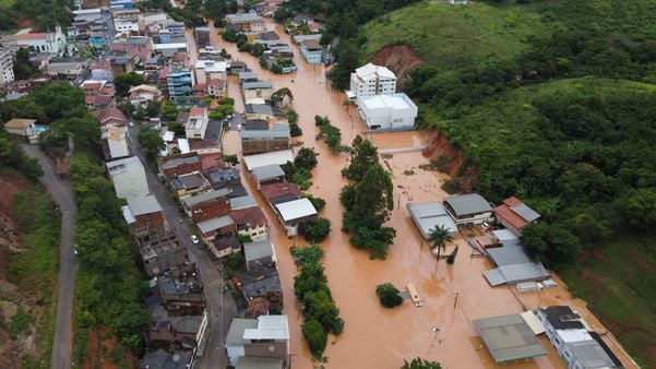 Chuva em Iúna  por Samuel Liberato