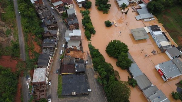 Chuva em Iúna  por Samuel Liberato