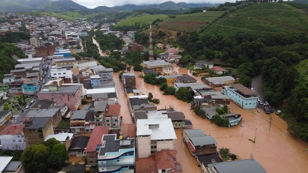 Chuva em Iúna  por Samuel Liberato