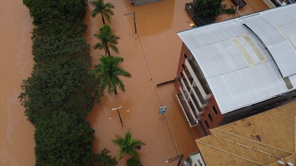 Chuva em Iúna  por Samuel Liberato
