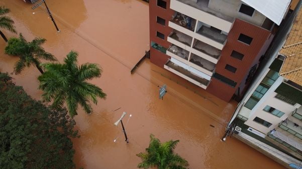 Chuva em Iúna  por Samuel Liberato