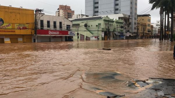 Chuvas alagam Cachoeiro de Itapemirim, no Sul do Estado  por  Mônica Camolesi