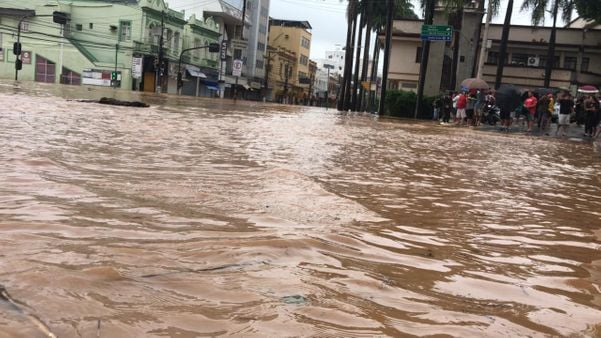 Chuvas alagam Cachoeiro de Itapemirim, Sul do Estado por Mônica Camolesi