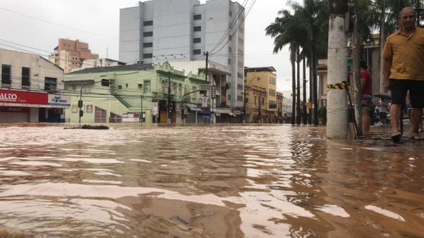 Chuvas alagam Cachoeiro de Itapemirim, Sul do Estado por Mônica Camolesi