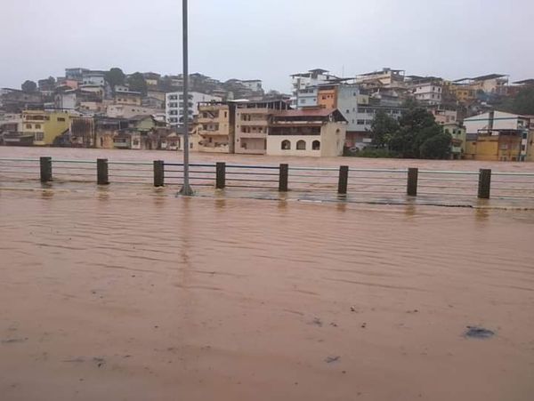 Rio Itapemirim transbordou em Cachoeiro de Itapemirim devido às chuvas