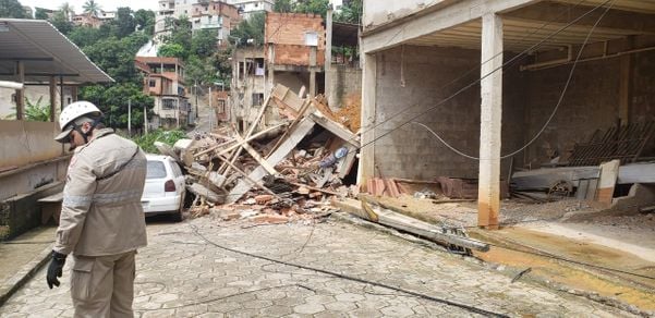 Casa em construção desaba após chuva em Colatina por João Henrique Castro