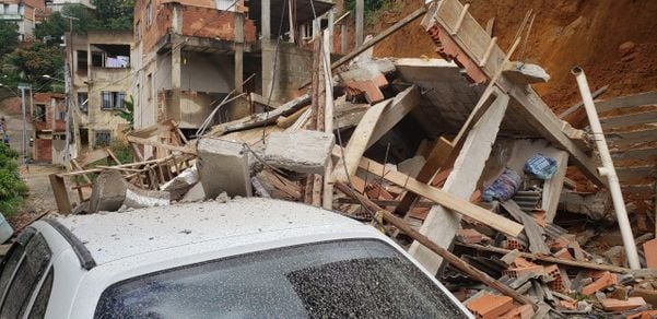Casa em construção desaba após chuva em Colatina por João Henrique Castro