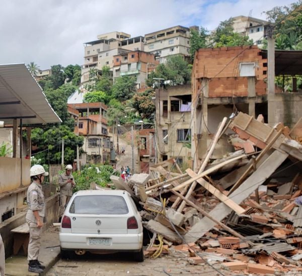 Casa em construção desaba após chuva em Colatina por João Henrique Castro
