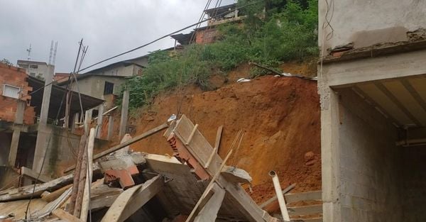 Casa em construção desaba após chuva em Colatina por João Henrique Castro