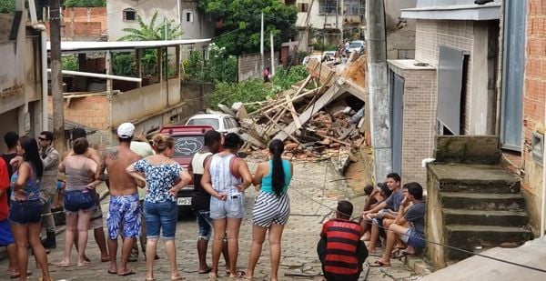 Casa em construção desaba após chuva em Colatina por João Henrique Castro