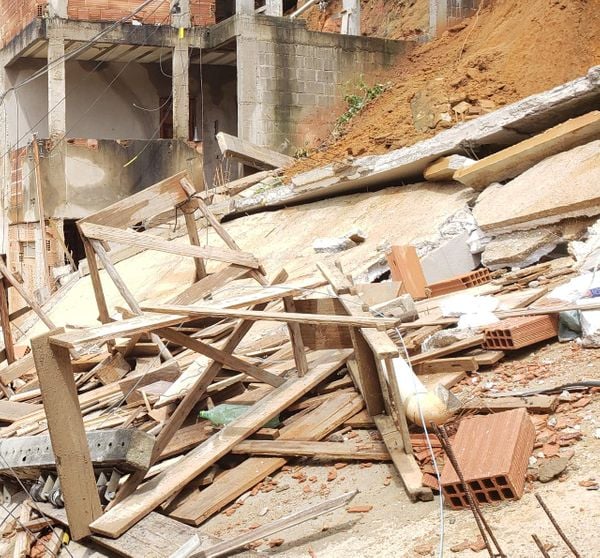 Casa em construção desaba após chuva em Colatina por João Henrique Castro