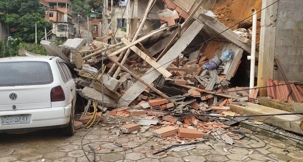 Casa em construção desaba após chuva em Colatina por João Henrique Castro