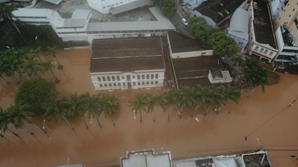 Centro de Cachoeiro de Itapemirim alagado na manhã deste domingo (26) por Renilson Chagas