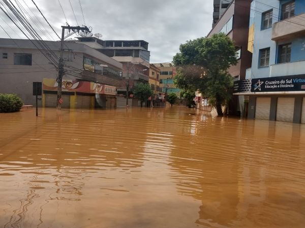 Cheia do Rio Itapemirim deixa bairros de Cachoeiro inundados por Bruna Hemerly