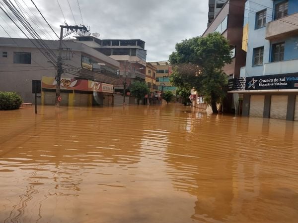 Cheia do Rio Itapemirim deixa bairros de Cachoeiro inundados