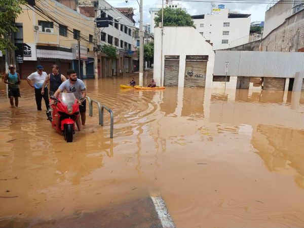 Cheia do Rio Itapemirim deixa bairros de Cachoeiro inundados. Crédito: Bruna Hemerly