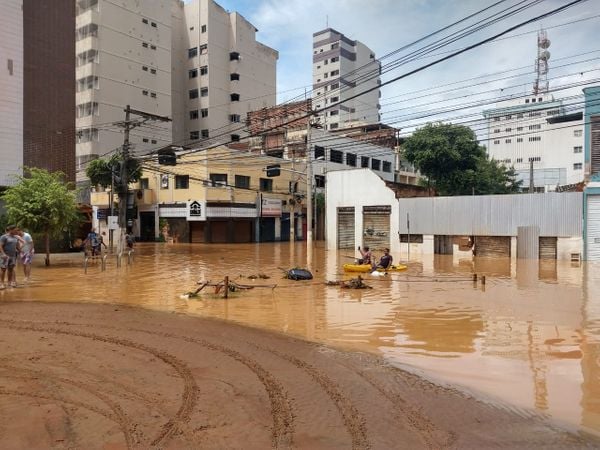 Cheia do Rio Itapemirim deixa bairros de Cachoeiro inundados por Bruna Hemerly