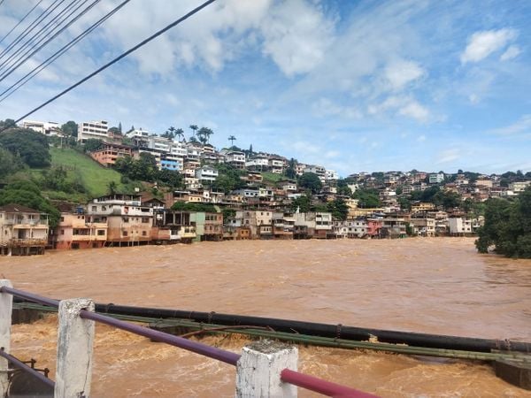 Cheia do Rio Itapemirim deixa bairros de Cachoeiro inundados por Bruna Hemerly