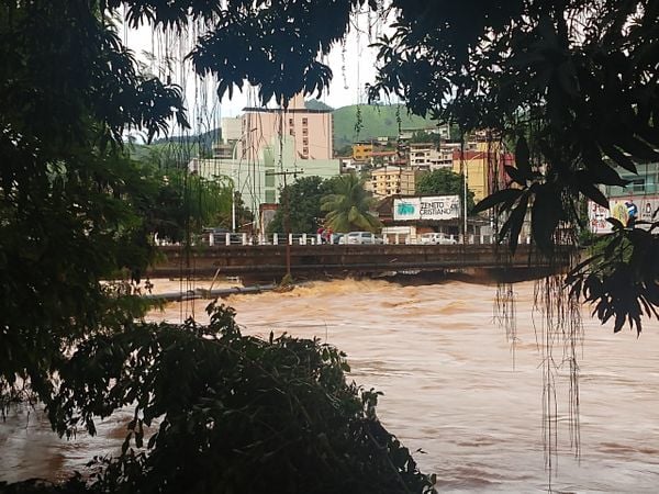 Cheia do Rio Itapemirim deixa bairros de Cachoeiro inundados por Bruna Hemerly