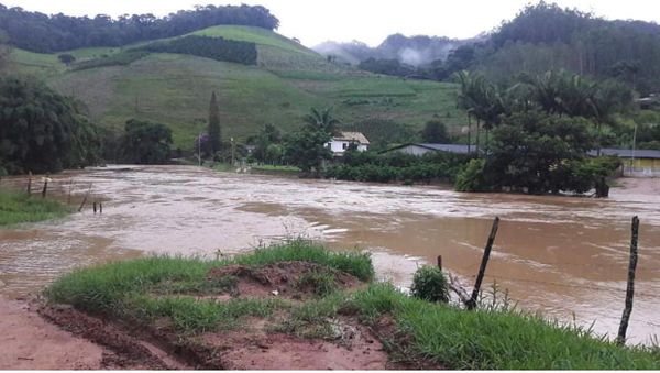 Chuva alaga ruas em Ponto Alto, Domingos Martins. Crédito: Reprodução Instagram