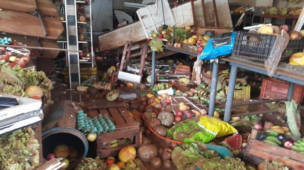 Loja de produtos agrícolas foi tomada pela água em Castelo por Beatriz Caliman