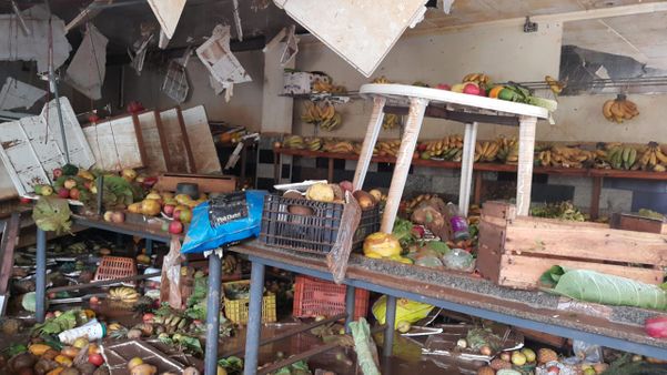 Loja de produtos agrícolas foi tomada pela água em Castelo por Beatriz Caliman