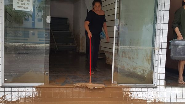 Mulher tira lama de dentro de estabelecimento em Castelo, no Sul do Estado por Beatriz Caliman