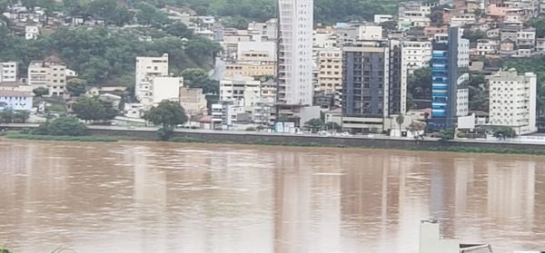 Nível do Rio Doce em Colatina neste domingo. Crédito: João Henrique Castro