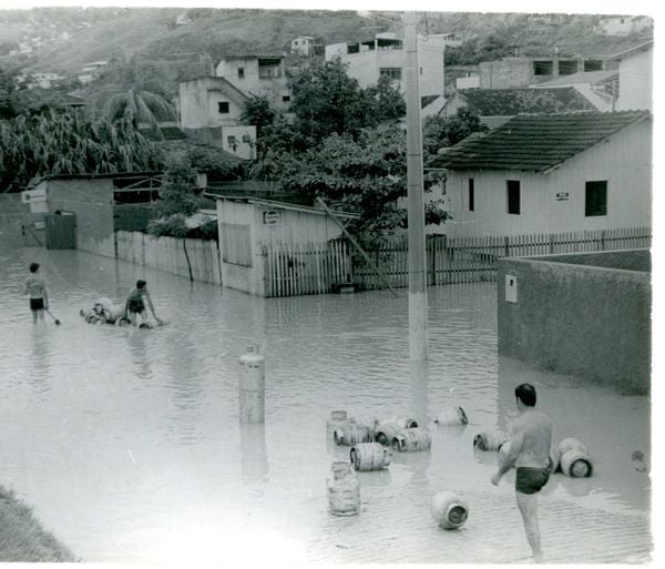 Nova enchente também causou prejuízos em Colatina, em novembro de 1981 por Acerco | A Gazeta